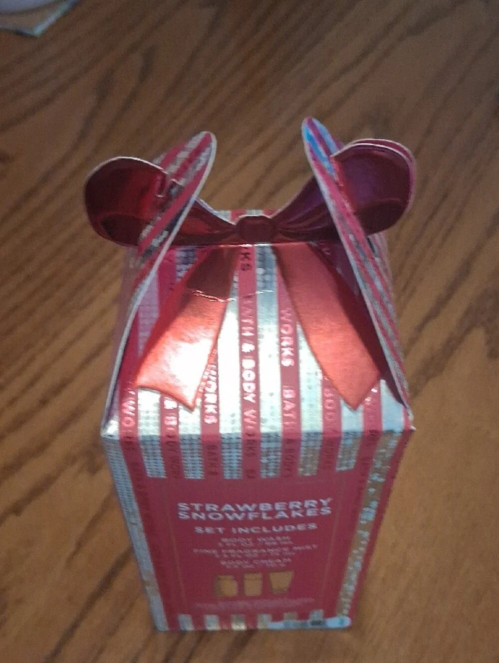 Bath & Body Works Strawberry Snowflakes Gift Set - Red & Silver